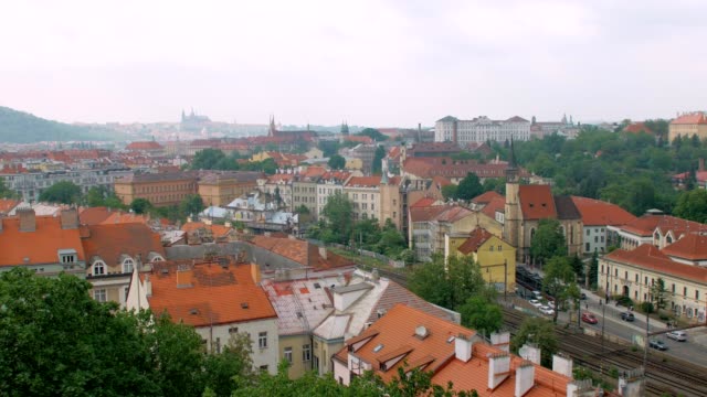 vista-superior-en-viejos-edificios-en-la-ciudad-de-Praga-en-un-día-de-verano
