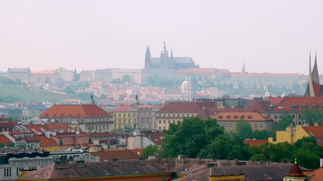 Epos-Blick-auf-die-Altstadt-Pragerburg-und-das-Panorama-der-Stadt-im-Sommertag