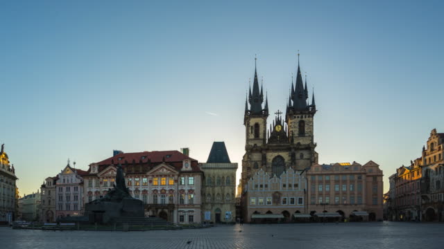 Lapso-de-tiempo-de-Praga,-amanecer-en-el-casco-antiguo-de-Praga-con-vista-de-la-iglesia-de-Tyn-en-República-Checa,-timelapse-4K