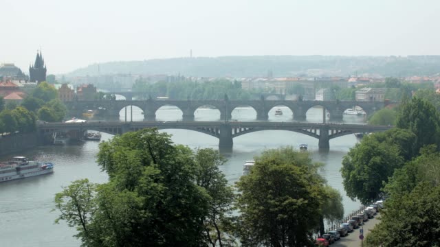 schöne-alte-und-moderne-Brücken-über-die-Moldau-in-Prag