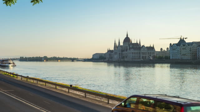 Ciudad-de-timelapse-de-Budapest-con-el-río-Danubio-en-Hungría-tiempo-laspe-4K