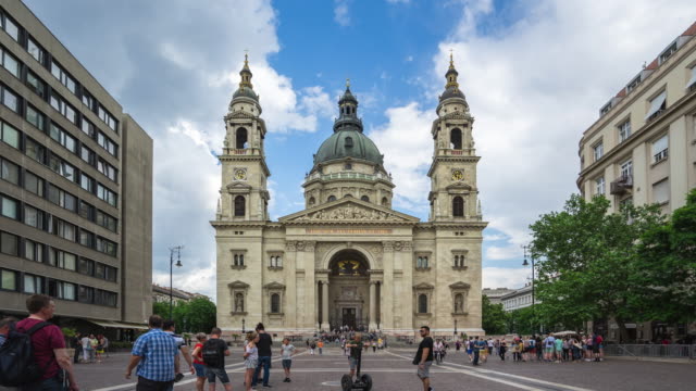Lapso-de-tiempo-de-Basílica-de-San-Esteban-en-la-ciudad-de-Budapest,-Hungría