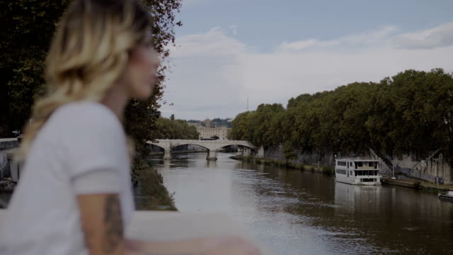 verschwommene-traurig-schöne-Frau,-Blick-auf-den-Fluss-in-Rom,-Italien