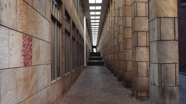 Pilares-exteriores-y-la-pared-de-un-edificio-moderno-en-Frankfurt