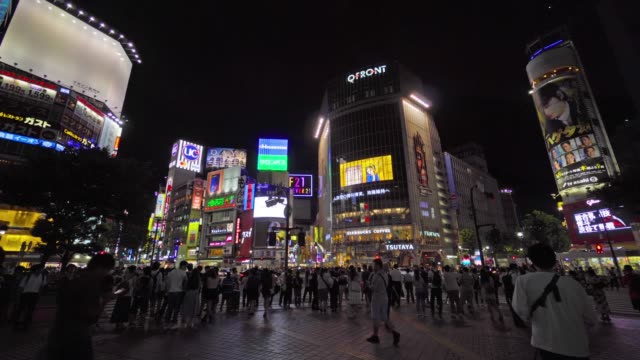 Eine-Menge-Leute-in-Shibuya-Bereich-Tokio-Japan