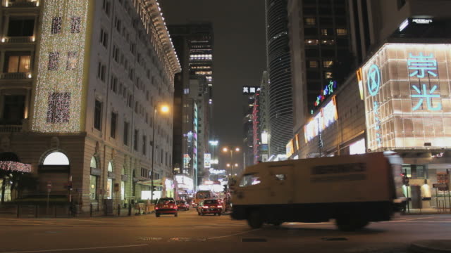 Verkehr-in-Hong-Kong-bei-Nacht