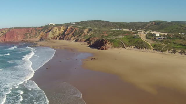 Vista-aérea-de-Amado-beach-en-la-costa-oeste,-del-Algarve-en-Portugal