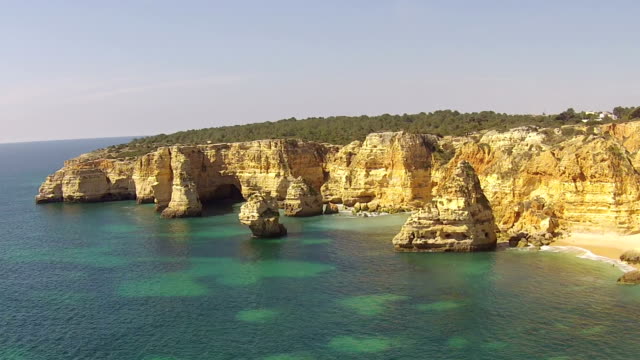Vista-aérea-de-praia-Marinha-del-Algarve-en-Portugal