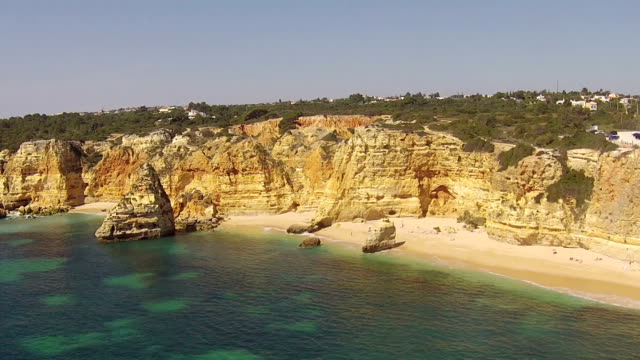 Luftaufnahme-von-praia-Marinha-der-Algarve,-Portugal