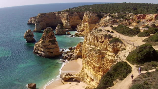 Vista-aérea-de-praia-Marinha-del-Algarve-en-Portugal