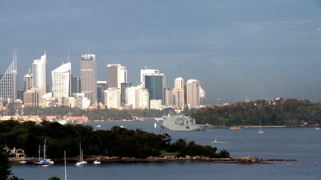 Der-City-von-Sydney-Harbour,-der-Navy-Boote-eingeben