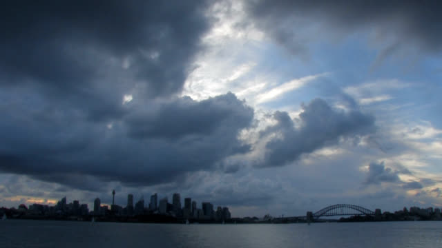 Dramatische-dunklen-Wolken-über-den-Hafen-von-sydney