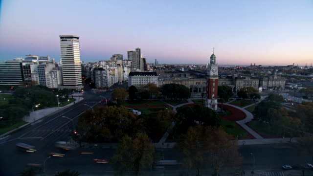 Argentina-torre-de-reloj-con-lapso-de-tiempo-de-la-puesta-de-sol