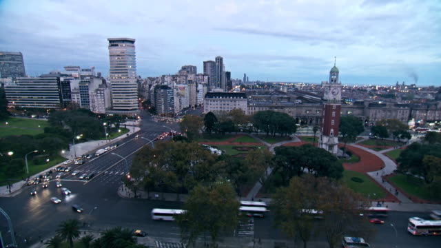 Argentina-torre-de-reloj-con-lapso-de-tiempo-de-la-puesta-de-sol