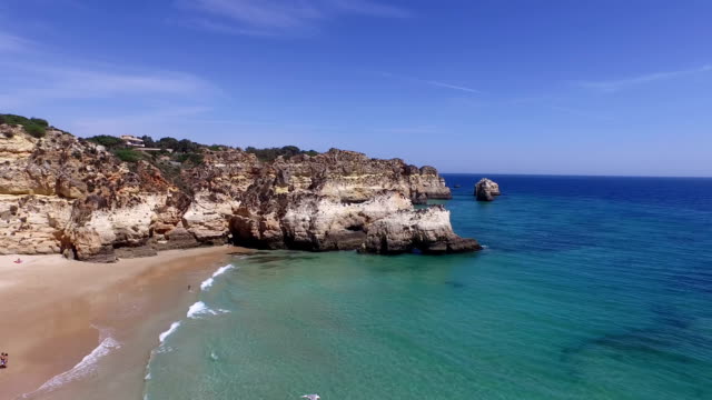 Luftaufnahme-von-natürlichen-Felsen-auf-Praia-Tres-Irmaos-in-Alvor,-Portugal