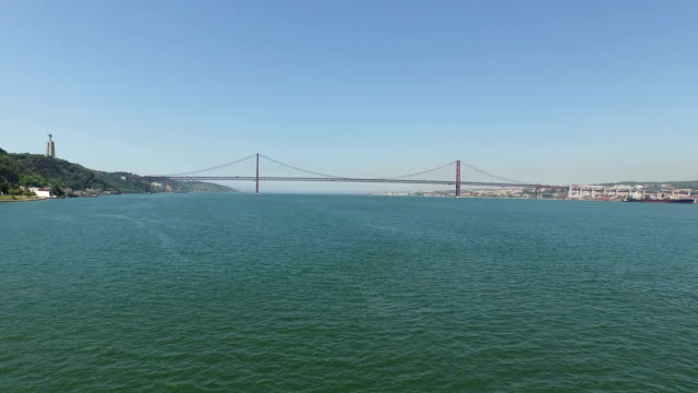 Luftaufnahme-von-25-Abril-Brücke-und-den-Fluss-Tejo-in-Lissabon,-Portugal
