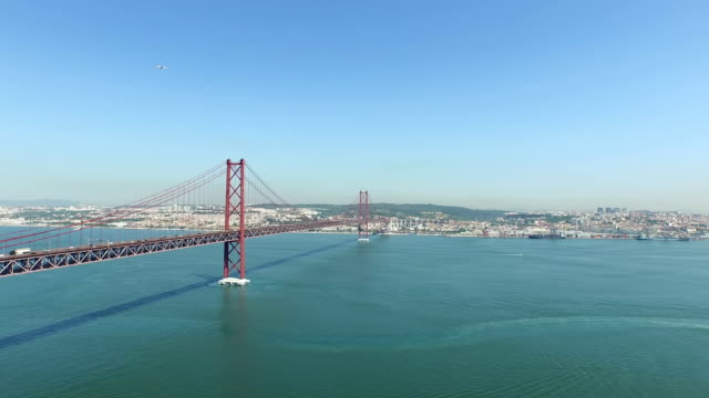 Luftaufnahme-von-25-Abril-Brücke-und-den-Fluss-Tejo-in-Lissabon,-Portugal