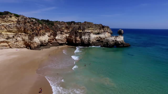 Luftaufnahme-von-natürlichen-Felsen-auf-Praia-Tres-Irmaos-in-Alvor,-Portugal