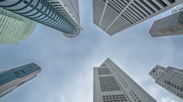 Vista-de-ángulo-bajo-de-los-bancos-y-edificios-comerciales-en-el-distrito-comercial-Central
