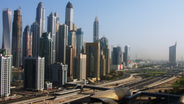 Lapso-de-tiempo-de-disparo-de-torres-en-una-ciudad,-Dubai,-Emiratos-Árabes-Unidos