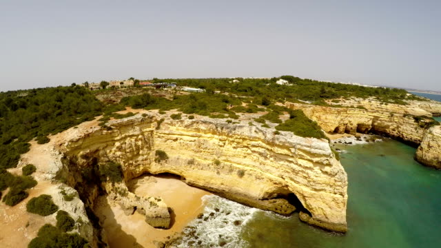 Metraje-aéreo-Praia-de-Albandeira-Caramujeira,-lago,-Algarve,-Portugal