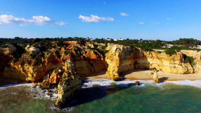 Vista-aérea-de-la-famosa-playa-playa-de-marina-en-Portugal