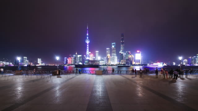 T/L-WS-LA-Shanghai-bund-Promenade-und-Lujiazui-Skyline-bei-Nacht