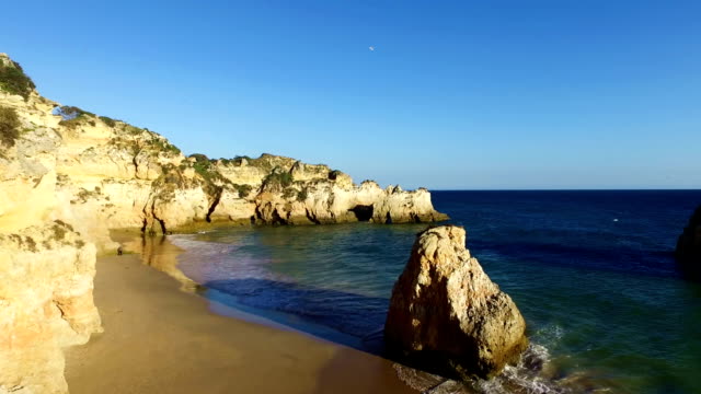 Luftaufnahme-von-Praia-Tres-Bromberg-der-Algarve,-Portugal