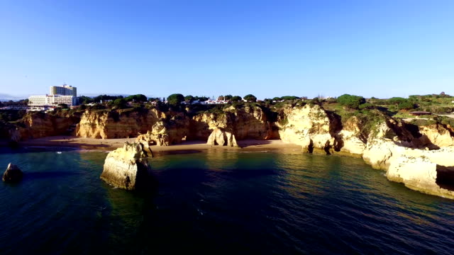 Vista-aérea-de-playa-Tres-Irmaos-de-Algarve-en-Portugal