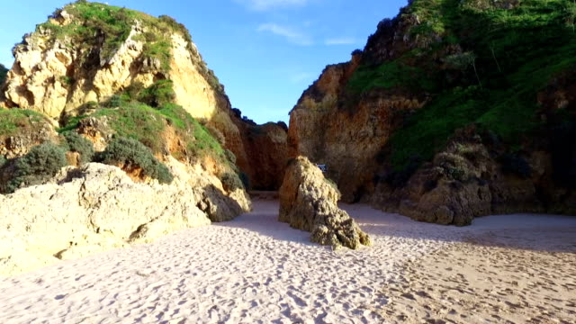 Natürlichen-Felsen-auf-Praia-Tres-Irmaos-in-Alvor,-Portugal