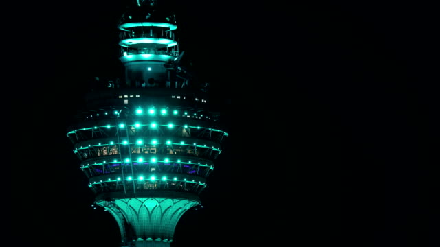 Zeitraffer-der-Menara-KL-Tower-bei-Nacht