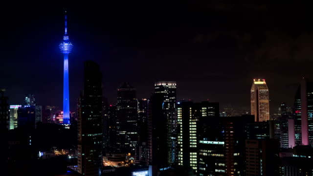Timelapse-de-Kuala-Lumpur.-Paisaje-de-noche-con-Menara-KL-Tower