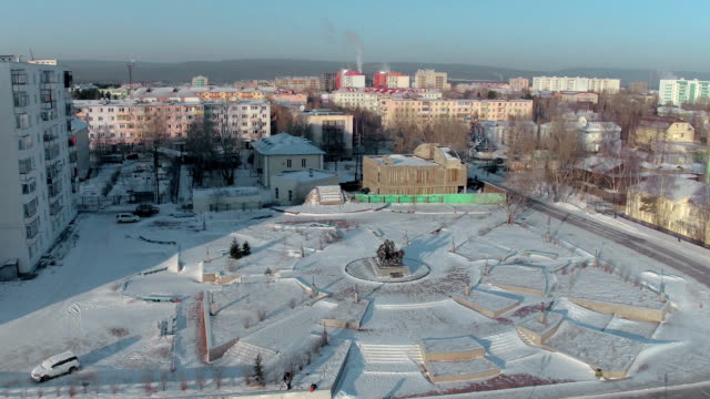 Lensk-City,-Rusia-01-Diciembre.-Toma-aérea-del-panorama-de-la-ciudad-de-Lensk-con-el-monumento.-Condiciones-invernales