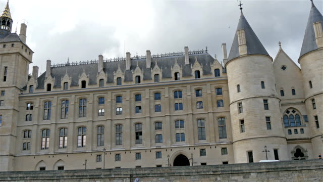 The-very-wide-building-found-in-the-city-of-Paris