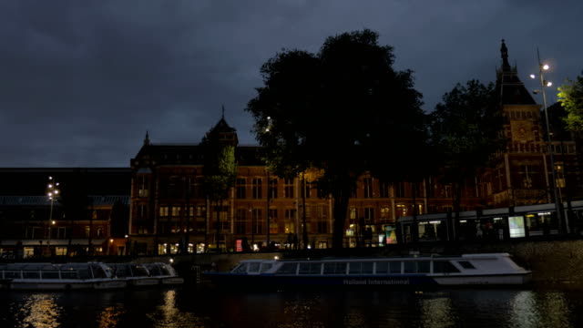 Recorrido-de-agua-en-canales-de-Amsterdam-de-noche