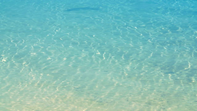 Agua-costera-azul-claro