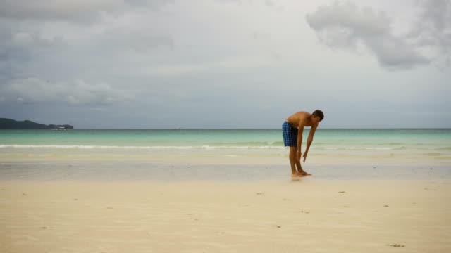 Man-doing-morning-exercises-at-the-beach