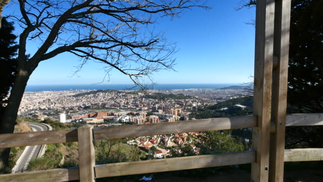 Vista-panorámica-de-la-ciudad-de-Barcelona-desde-el-Tibidabo