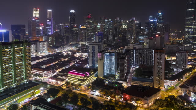Zeit-verfallen-Singapur-Skyline-bei-Nacht-mit-städtischen-Gebäuden,-Innenstadt