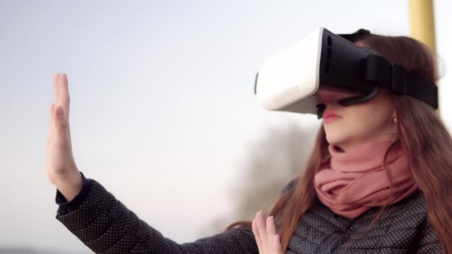 Joven-mujer-atractiva-goza-de-gafas-de-realidad-virtual