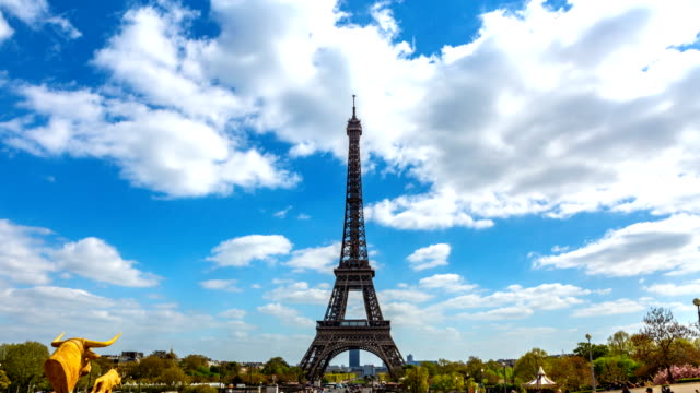 Wolkengebilde-über-der-Eiffelturm-in-Frankreich