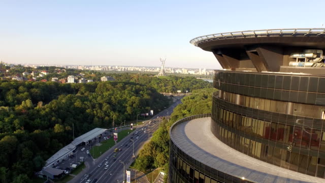 Reibungslosen-Flug-rund-um-modernes-Bürogebäude-in-Kiew.-Ukraine