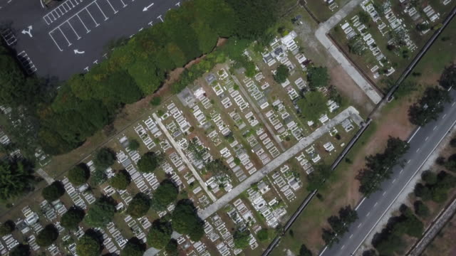 Luftaufnahmen---Vogelperspektive-eines-muslimischen-Friedhofs.