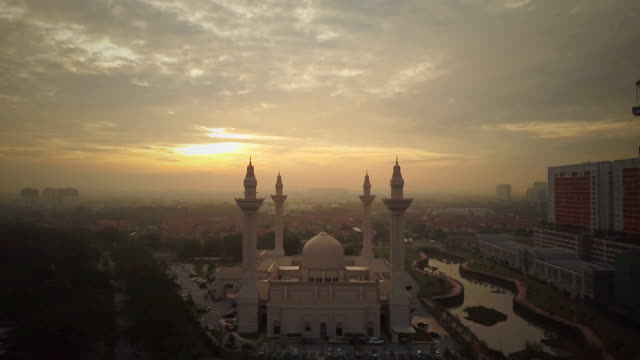 Aéreas-imágenes---amanecer-en-una-mezquita.