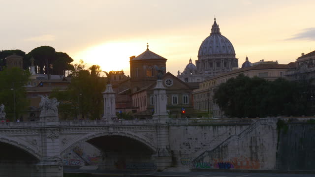 Italien-Sonnenuntergang-Rom-Vatikanische-Basilika-Vittorio-Emanuele-Brücke-Stadtpanorama-4k