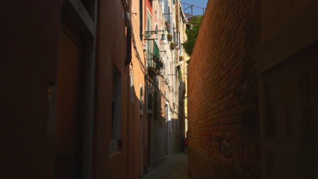 italy-venice-city-sunny-day-shadow-narrow-street-walking-view-4k