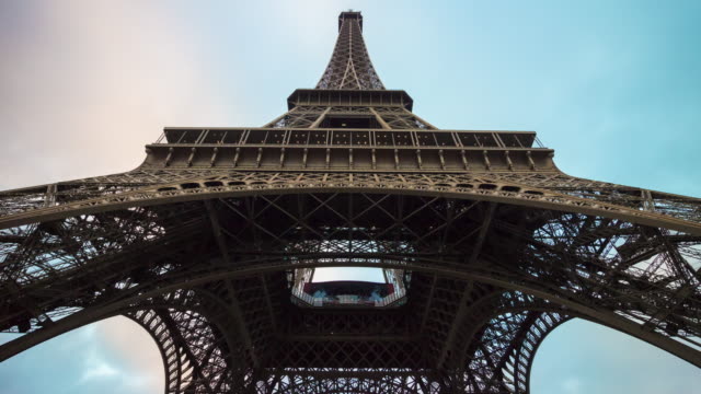 día-soleado-de-Francia-ciudad-de-París-torre-eiffel-bajo-panorama-superior-4k-el-símbolo-lapso-de-tiempo