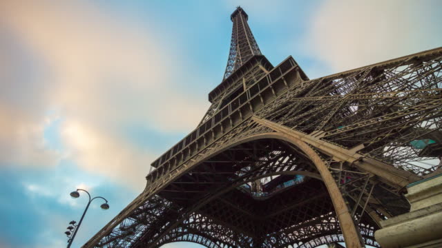 cielo-al-atardecer-Francia-ciudad-de-París-torre-eiffel-bajo-panorama-superior-4k-el-símbolo-lapso-de-tiempo