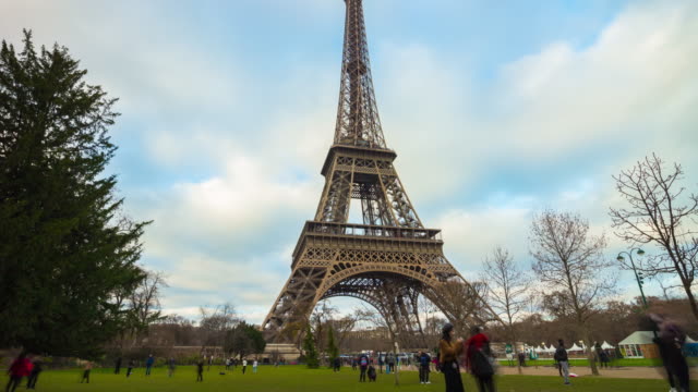 sonnigen-Tag-Frankreich-beliebtesten-Denkmal-Paris-Eiffel-Tower-Park-Panorama-4k-Zeitraffer