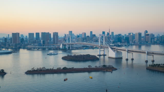 Tokio-ciudad-horizonte-vista-desde-Odaiba-día-a-lapso-de-tiempo-de-la-noche
